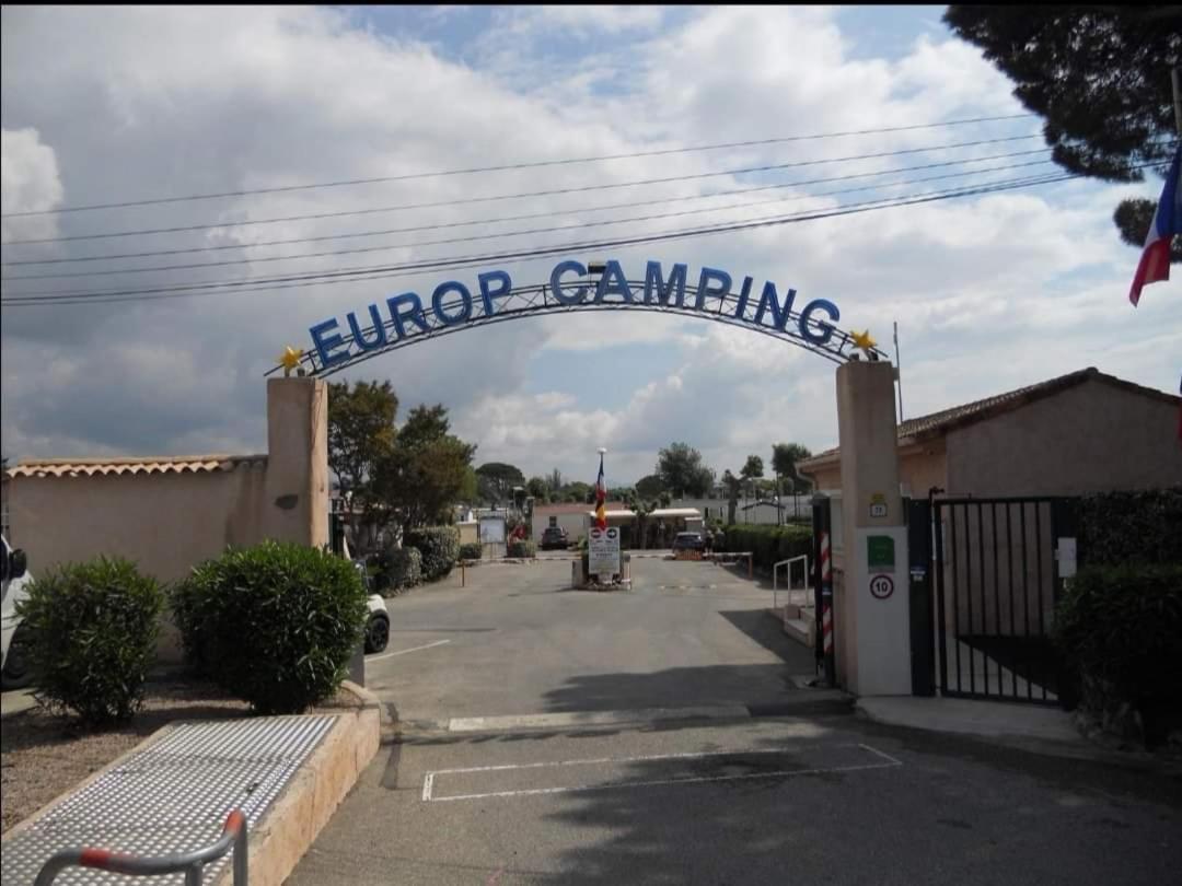 Fréjus Vacances Familiales Dans Camping Avec Piscine מראה חיצוני תמונה